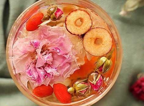 红枣和它一起泡，有想不到的惊喜，女人早晚喝一杯，补血又养颜