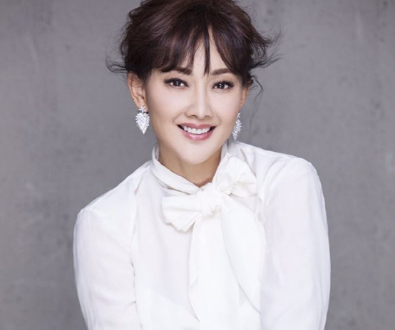 晒晒牛莉住的豪宅，客厅落地窗外是一片森林，仿佛住在世外桃源