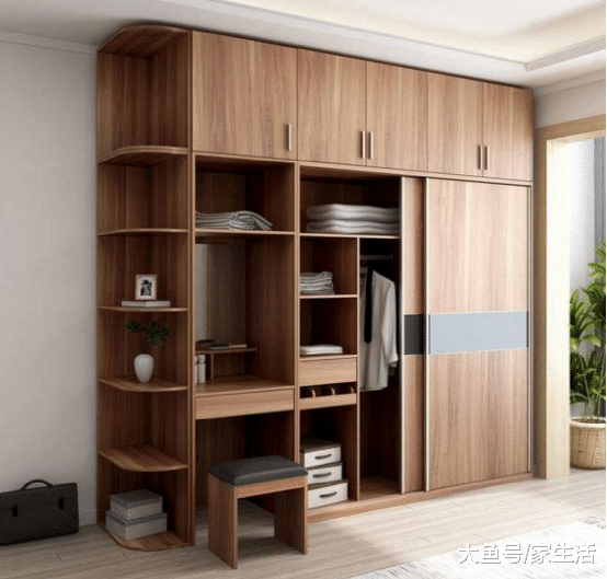 衣柜装推拉门还是平开门好？木工给出自己看法，装错可糟心了