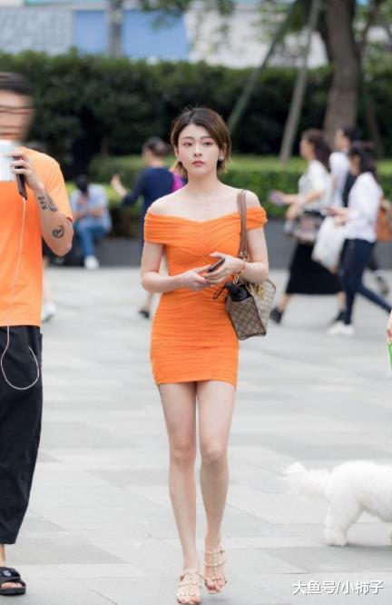 气质出众一字肩紧身裙