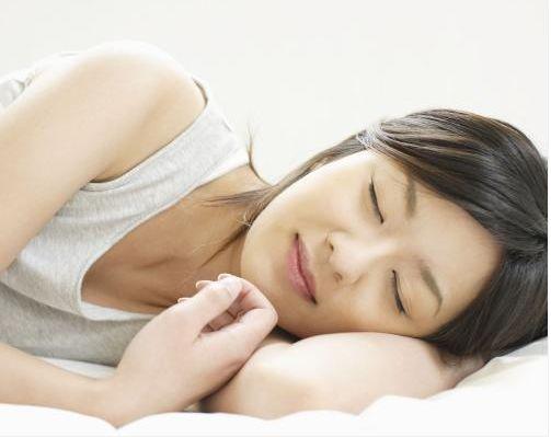 晚上睡觉时，“空调”开多少度最好？很多人做错了，难怪电费多
