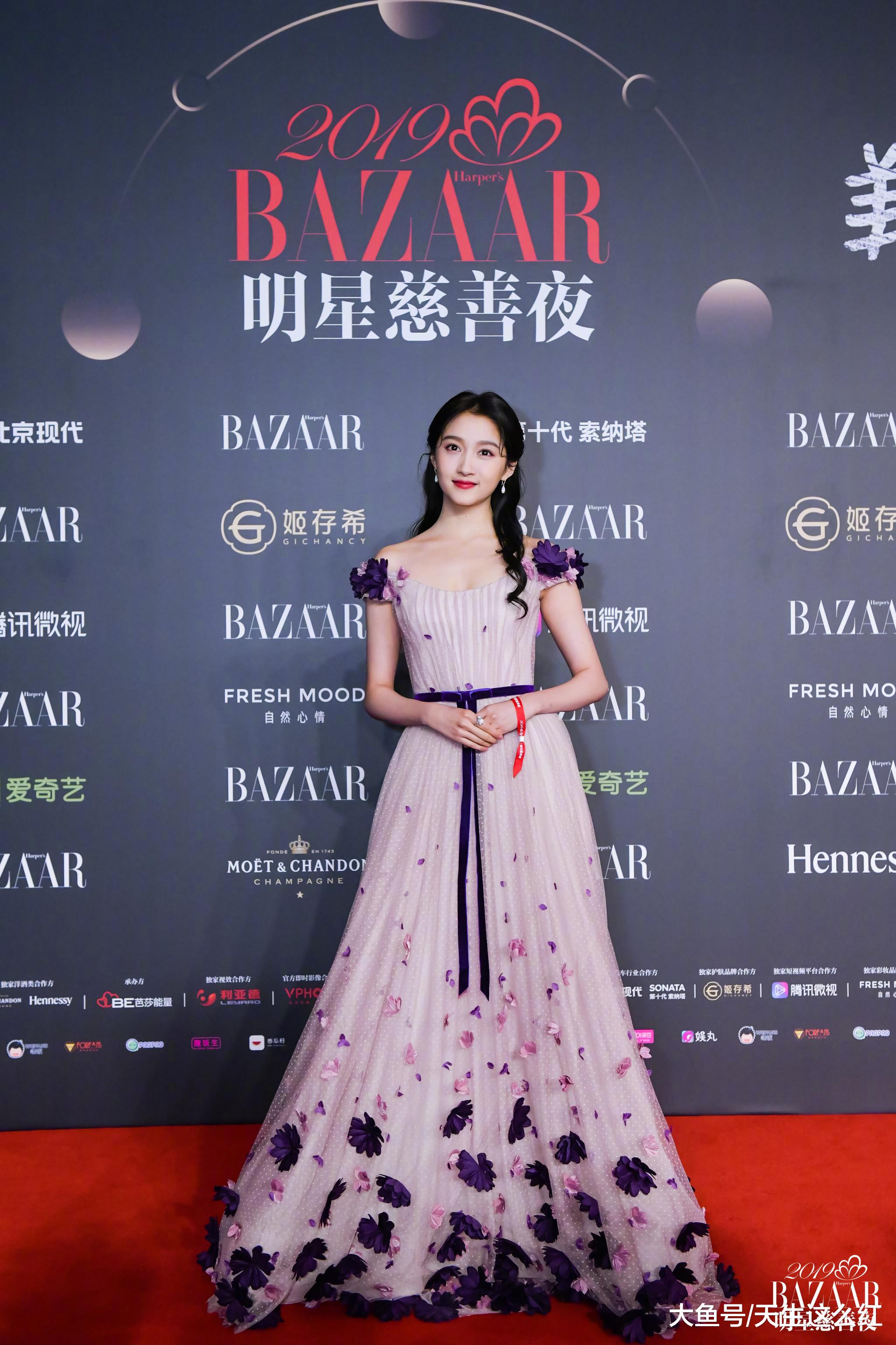 芭莎红毯女明星都超美可她们工作室还是都被粉丝怼了