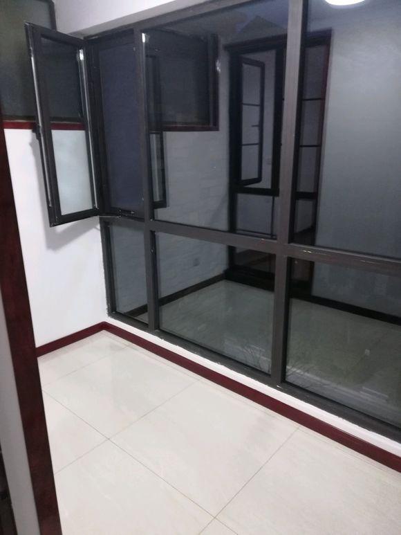 自己装修的联排复式楼，也没有什么设计方案，装了五个多月