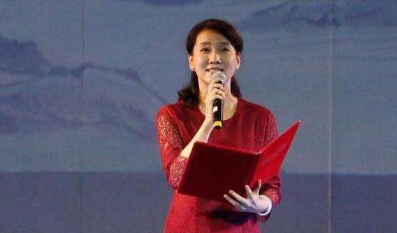 前新聞聯播主持人退居幕后，長發照被瘋傳，“國臉”形象徹底崩塌