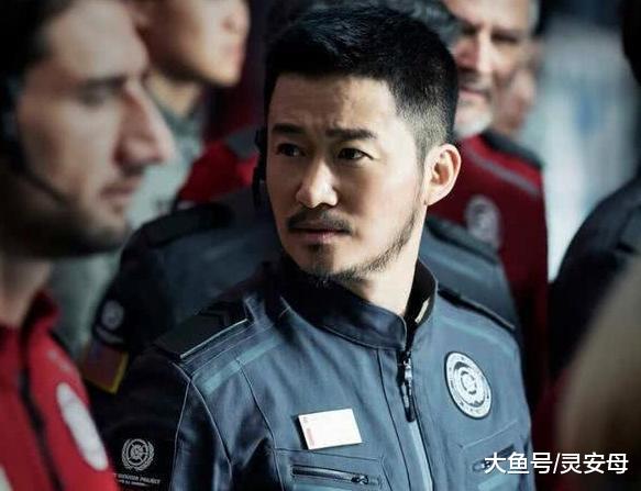 吴京究竟有多＂任性＂，连结婚证上照片都要和别人不同~