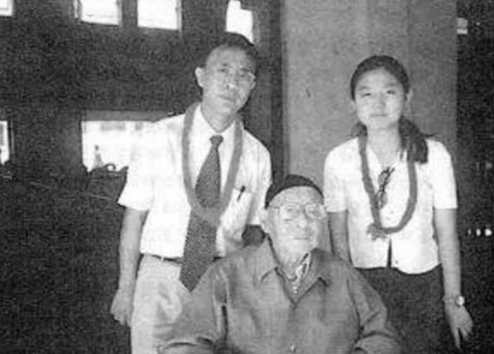 张学良逝世，104岁宋美龄送花圈，4字暴露了两人真实关系