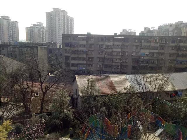 人氣足的融信公館，槽點也很足！精裝等承諾存疑