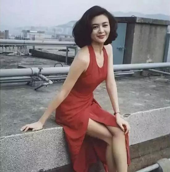 刘德华夸她是女神，如今颜值看起来不像56岁，但腿却出卖了她