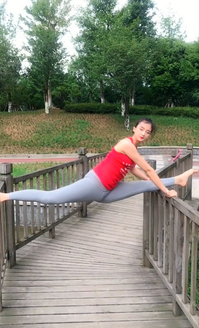 美女你秀一字马我不反对，可是你能先让我进去吗？