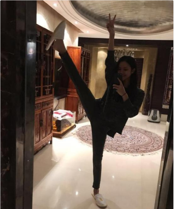 赖雨濛现实的豪宅曝光，平时宅在家里打王者，生活节目也很单调