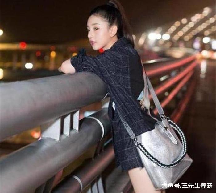 当年的哪吒宋祖儿已长大, 大冷天的还穿隐形裤, 年轻就是好啊!