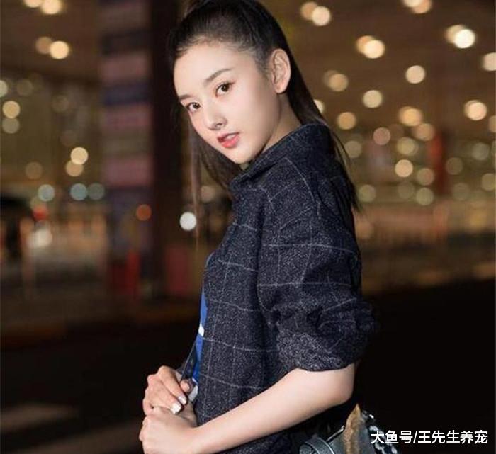 当年的哪吒宋祖儿已长大, 大冷天的还穿隐形裤, 年轻就是好啊!