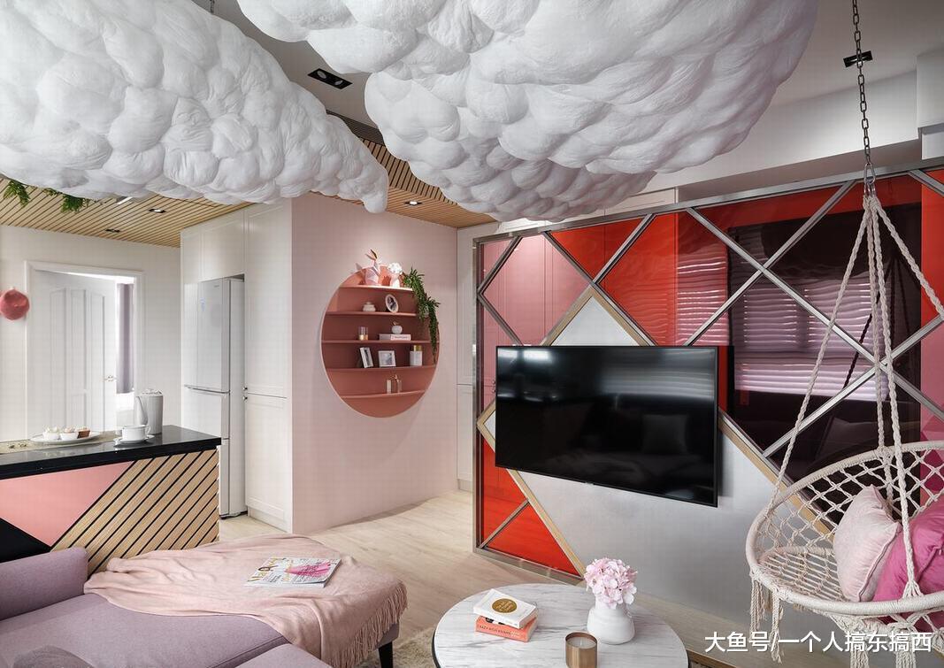 頭次見客廳吊燈這樣裝，真是長見識了