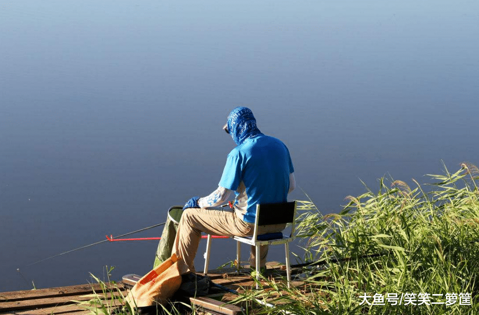 小时候经常和小伙伴去钓鱼，每次都要准备好多东西