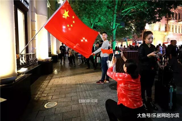 昨晚一高兴，中央大街又满了！20万人！还有一个网红打卡处人更多
