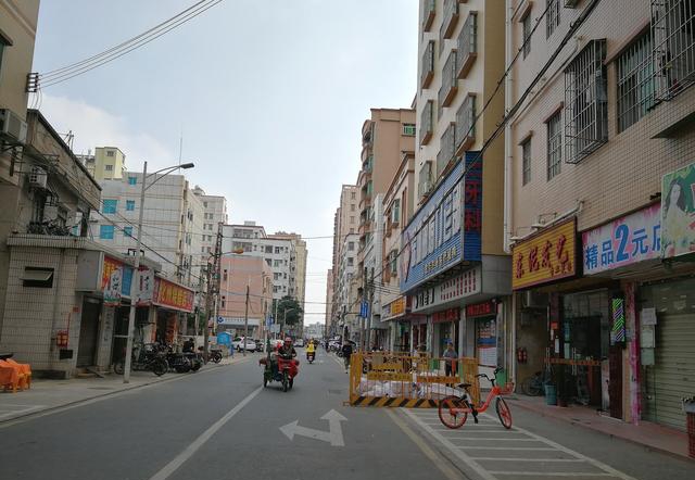 在深圳租房子，邻居在租房里卖菜，邻居：一个月省几千块铺面租金