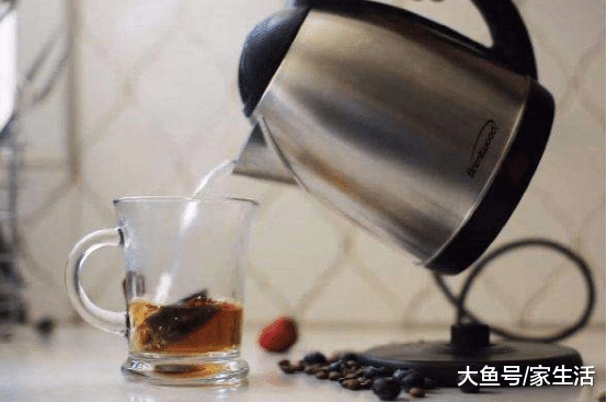 烧水切记不要用这种电热水壶，时间长了，对身体造成影响真不小