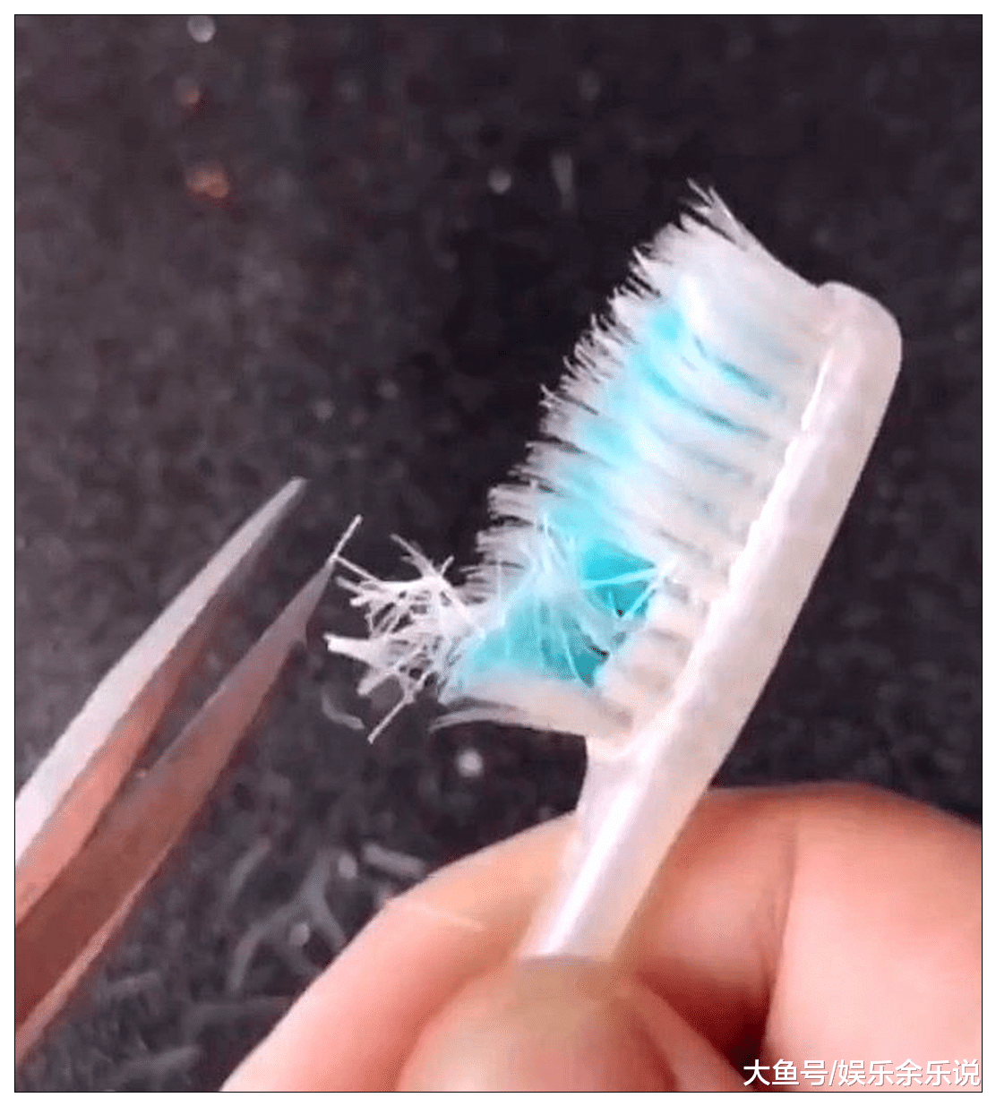 家里没用的牙刷不要扔，可以用来做美甲，隔壁女生看到都羡慕哭了