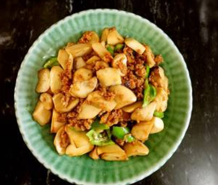 蚝油肉末杏鲍菇，老人小孩都爱吃，隔壁小孩都馋哭了
