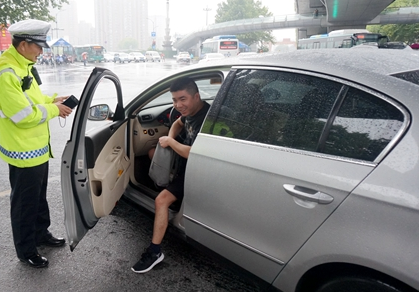 绍兴人来看看有没有认识的 开车打手机被高清探头抓拍曝光