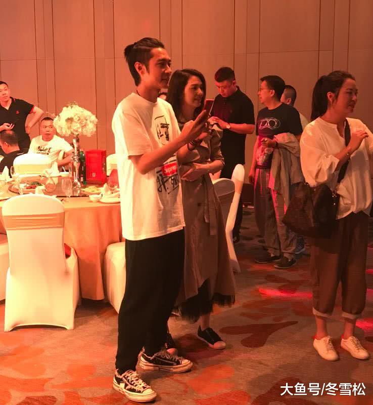 洪欣张丹峰带女儿游美国一个月修补感情，夫妻俩有说有笑恩爱如初