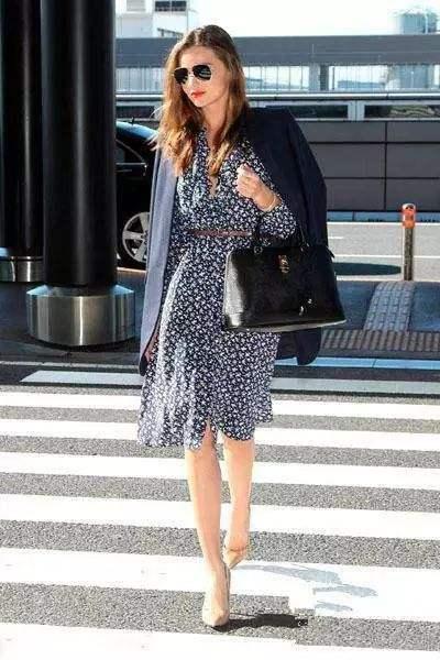 春季春游怎么穿？西装+v领碎花裙，优雅知性还遮肉