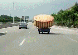 爆笑GIF：兄弟，你走路能不能稳一点，晃得我都看不清手机屏幕了