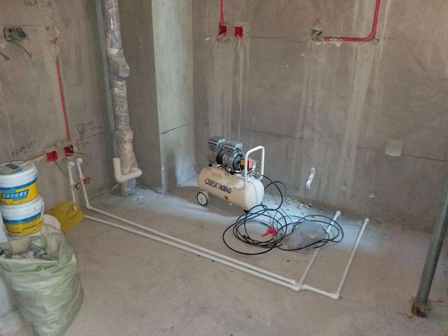 房子装修做水电，师傅却这样铺管，我看到后立马叫停