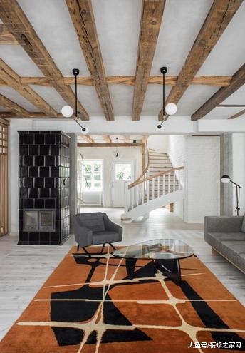 二层小楼装修完毕，空间太大，以至于显得空荡荡