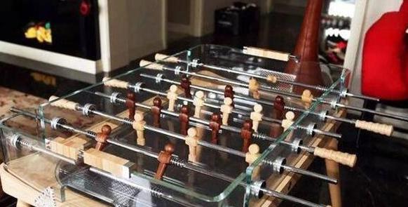 晒晒王思聪住的豪宅，装修造价过千万，连书房都放两台电脑