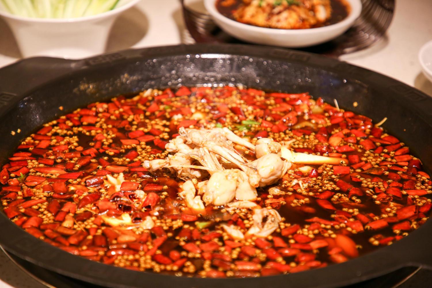 红红火火，一锅味道巴适的美蛙鱼头，在舌尖上爆发出了极致的诱惑力