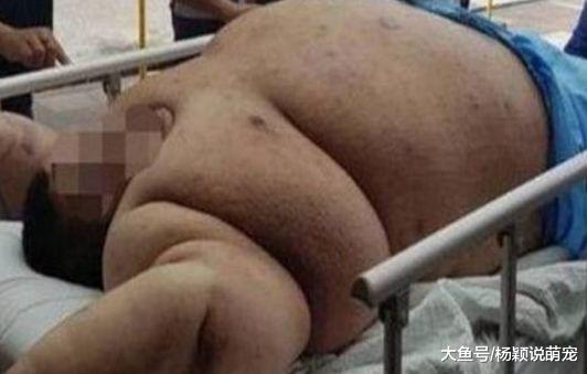 500斤胖子去世，火葬场锅炉装不下，员工建议切两半，把家属气的直哆嗦