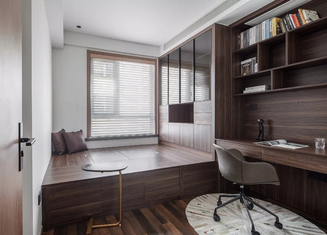 还在纠结书房怎么设计吗？定制柜加书桌非常实用