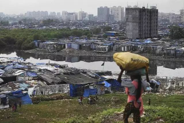 贫穷限制了想象：富豪200亿房产当摆设，贫民窟1440人共用一厕所