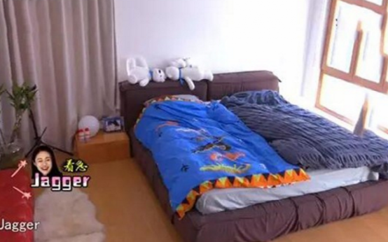 带你看看郑钧住的豪宅，墙面设计很普通，全屋都是白墙面