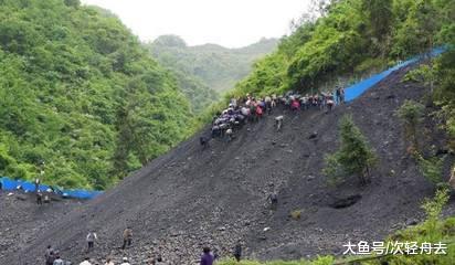 ＂湖北绿松石矿场捡矿渣一天挣好几百，看到苛刻条件大多人只能却步＂