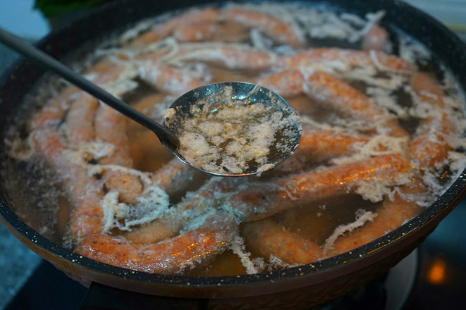 教你制作脆皮烤肠，外皮香脆，真材实料无添加，一次吃五根才过瘾