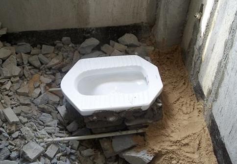 漏水漏到楼下天花板，都是蹲便器的错！撬开一看，师傅直呼修不了