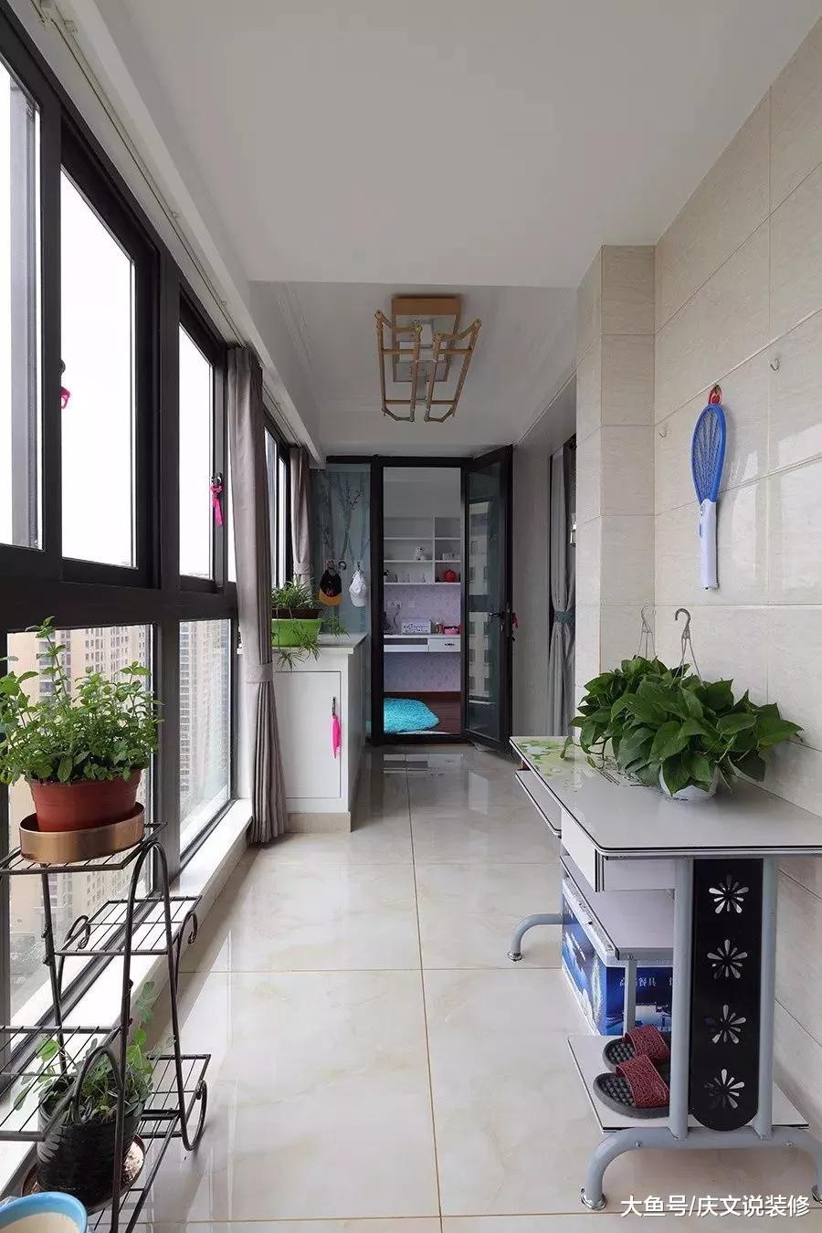阳台地面铺什么好看？选择对了让不大的阳台瞬间惊艳！