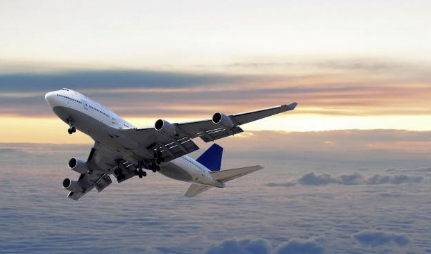 女子坐廉价航空，空姐卖完模型卖面膜，女子曝光：遇气流还在说