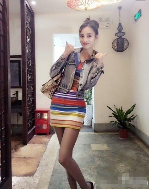 网红"最美校花"火了,完美身材好到"犯规","包浆腿"更是堪称一绝!