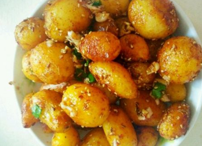 自己在家做孜然土豆，令人蠢蠢欲动，吃的真过瘾啊