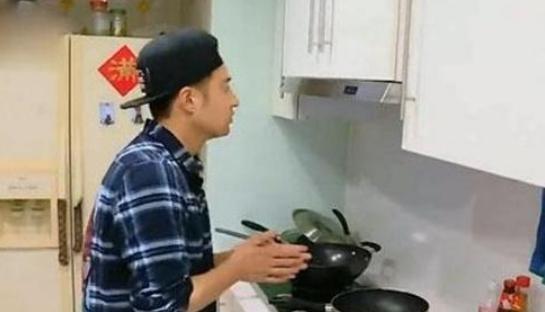 一起參觀潘瑋柏住的豪宅，裝修普通接地氣，還經常在家里做飯