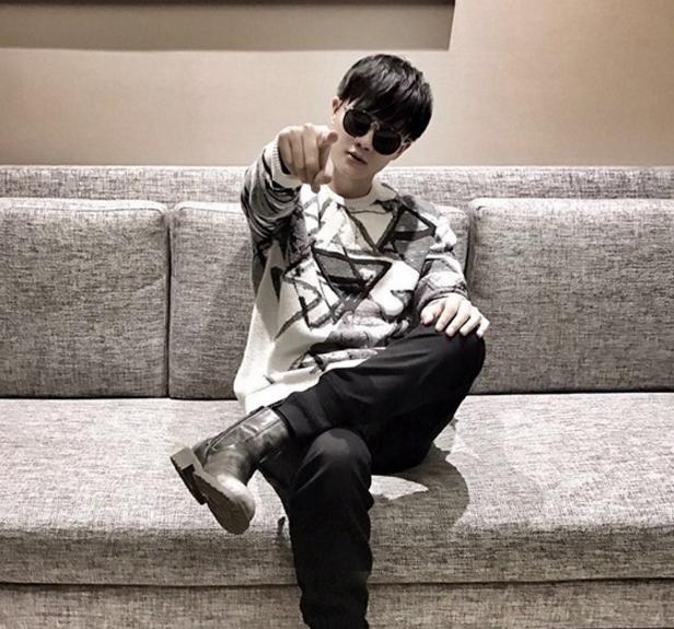 带你参观许嵩的豪宅，装修很有皇家气派，餐厅吊灯造型还是头次见