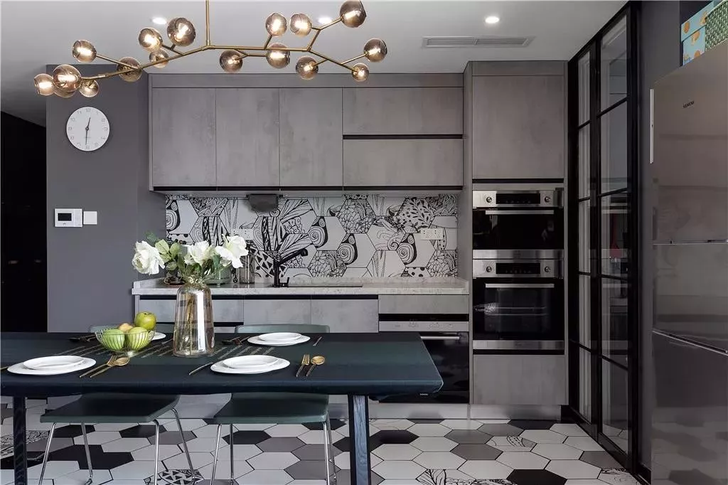 深灰色为主基调，却不显压抑，这样的设计自然是与搭配有关啦！