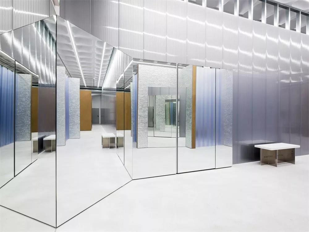 代表着时尚前卫的服装概念店，还能看得出是旧仓库改造的吗？