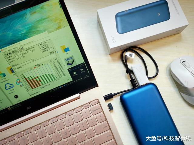 ZMI 10号移动电源Pro不仅支持手机、笔记本充电，还可实现USB扩展