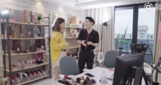 带你看看李佳琦住的豪宅，家里口红堆积如山，整个仓库都放不下