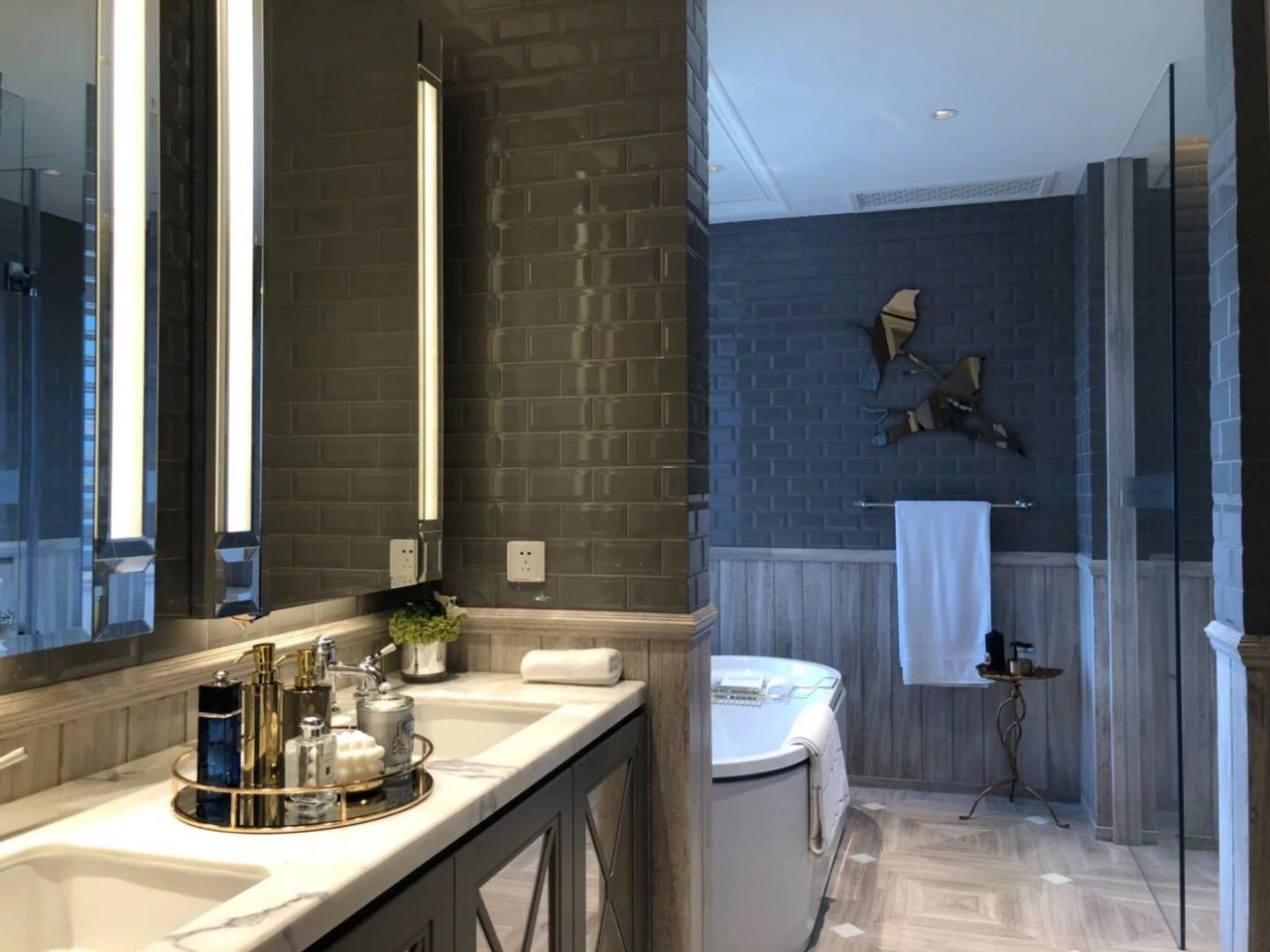 躺在浴缸里看江！一盏灯10多万，揭秘岛尖2000万豪宅