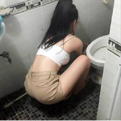 多数人都把马桶两边空着, 愚笨! 瞧老外这么弄, 让人大开眼界